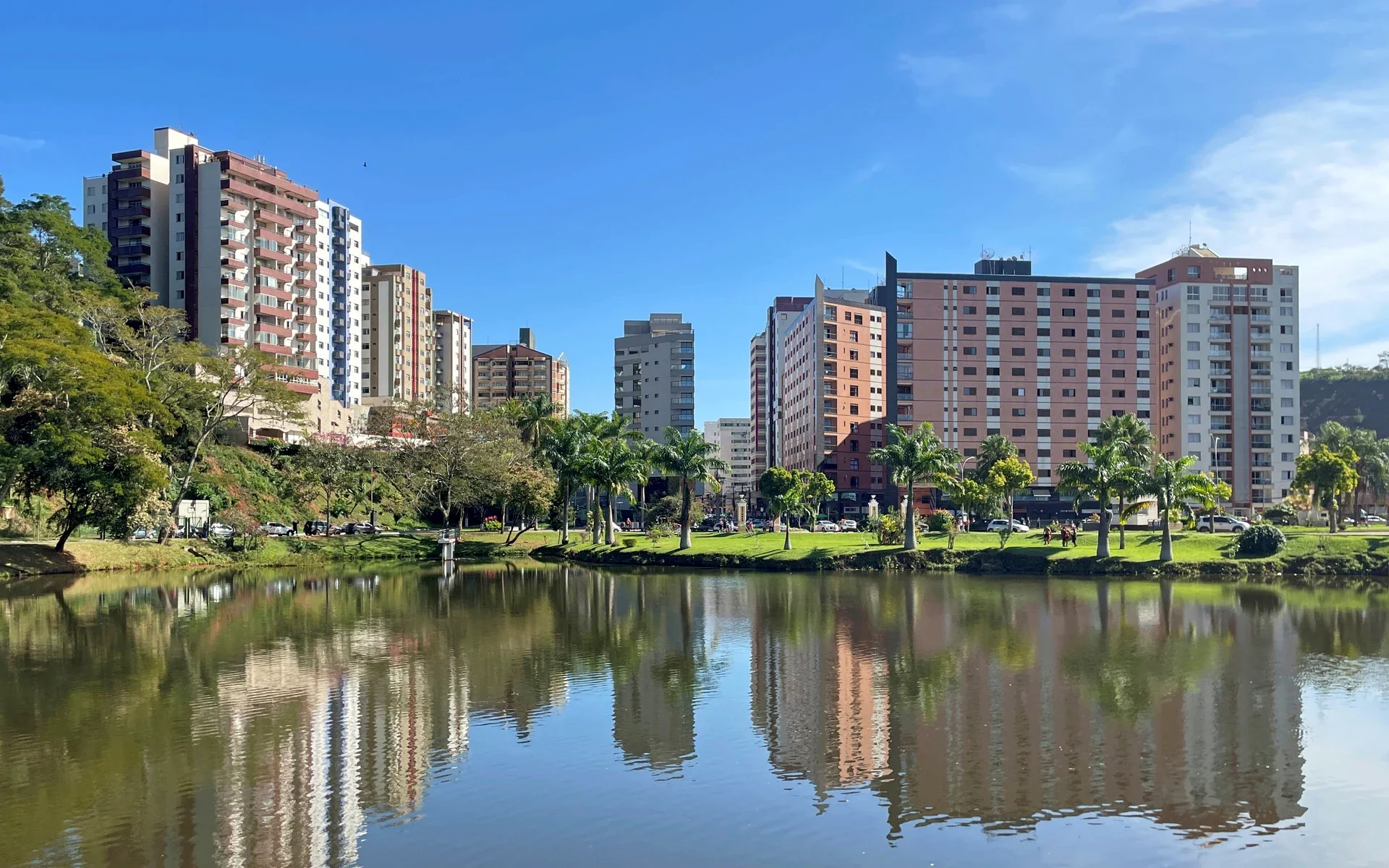 Lagoa da Universidade Federal de Viçosa com prédios da cidade ao fundo